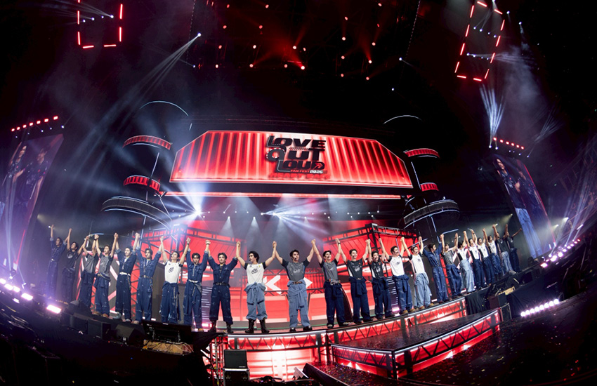 ภาพรวมนักแสดงชาย 24 คนจาก GMMTV บนเวทีคอนเสิร์ต LOVE OUT LOUD FAN FEST 2026: HEART RACE 49
