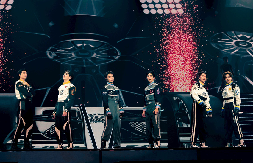 ภาพรวมนักแสดงชาย 24 คนจาก GMMTV บนเวทีคอนเสิร์ต LOVE OUT LOUD FAN FEST 2026: HEART RACE 5