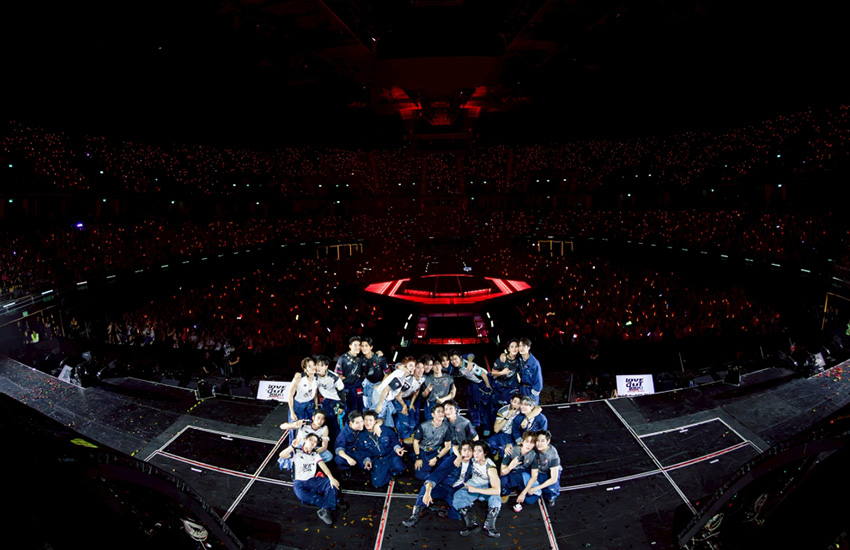 ภาพรวมนักแสดงชาย 24 คนจาก GMMTV บนเวทีคอนเสิร์ต LOVE OUT LOUD FAN FEST 2026: HEART RACE 50