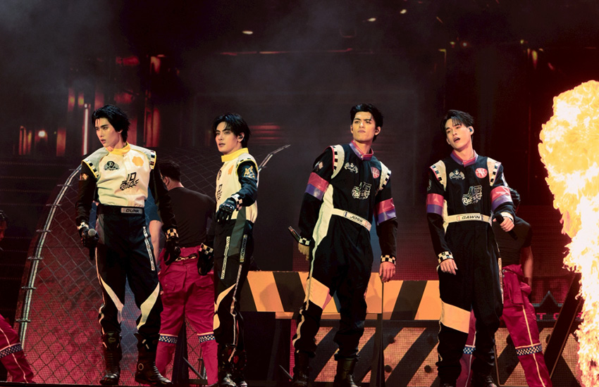 ภาพรวมนักแสดงชาย 24 คนจาก GMMTV บนเวทีคอนเสิร์ต LOVE OUT LOUD FAN FEST 2026: HEART RACE 6
