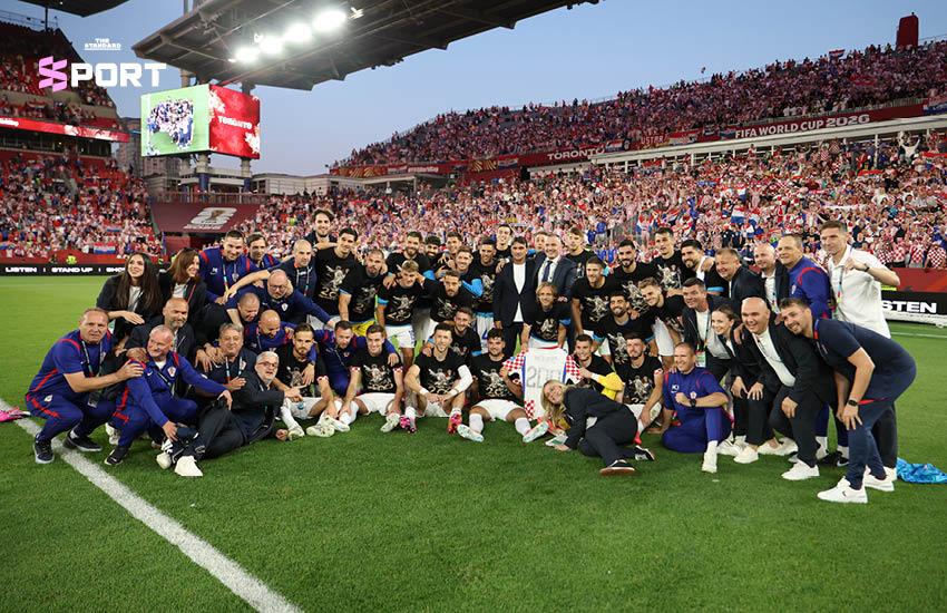 ลูกา โมดริช กัปตันทีมชาติโครเอเชีย กำลังฉลองกับเพื่อนร่วมทีม 4