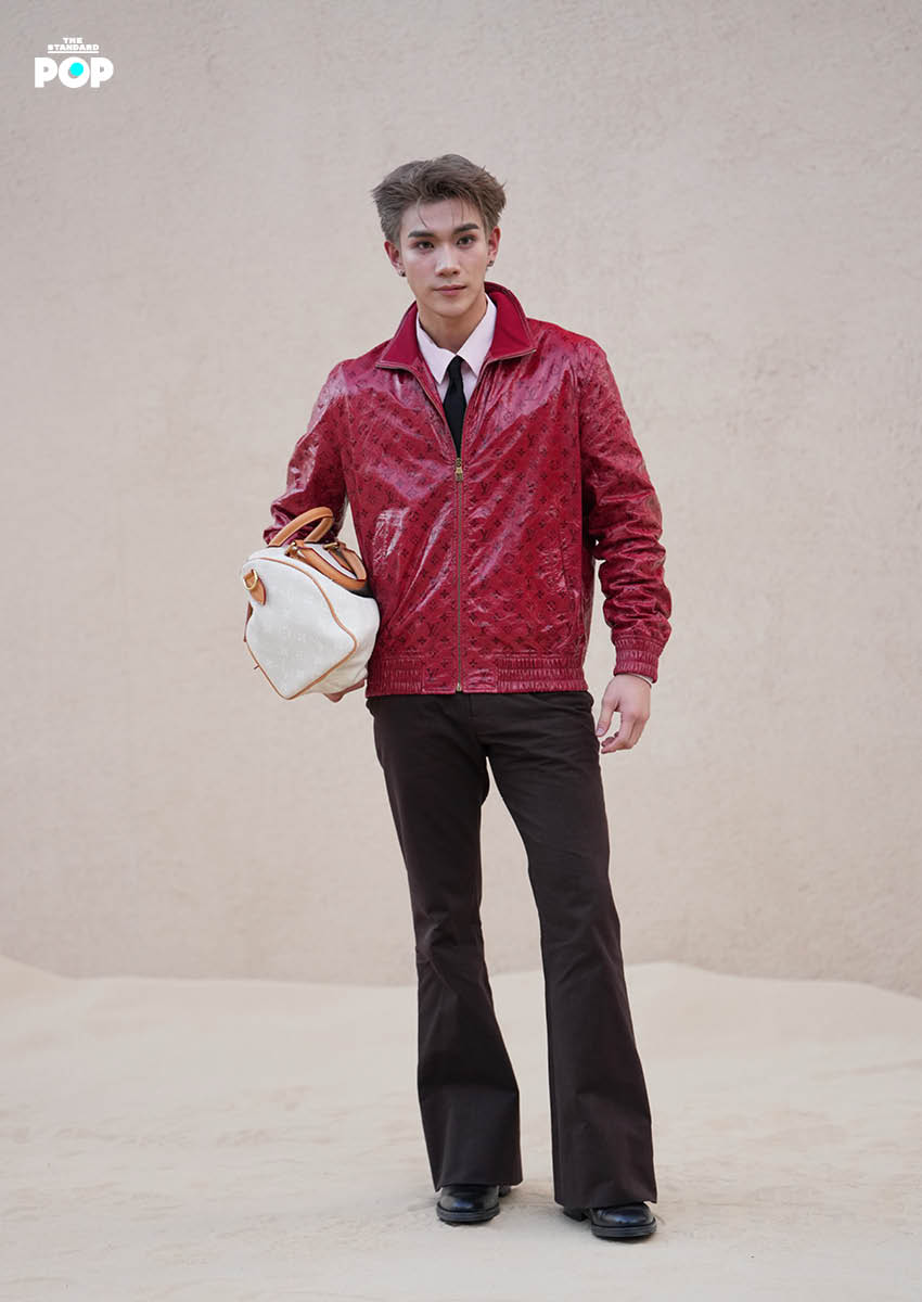 นายแบบเดินแบบบนรันเวย์ที่จำลองเป็นชายหาดในแฟชั่นโชว์ Louis Vuitton Men’s Spring/Summer 2027 1