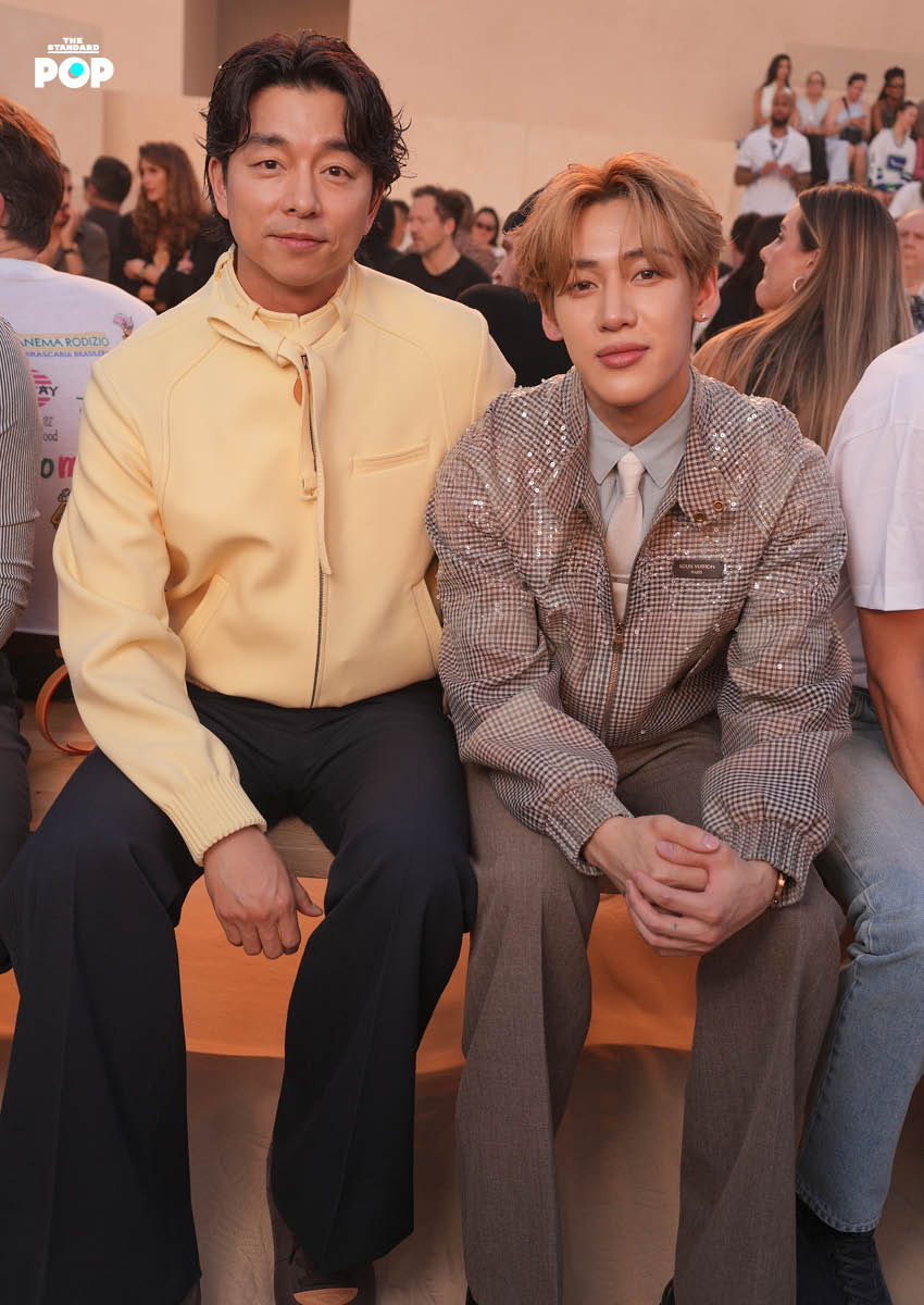 นายแบบเดินแบบบนรันเวย์ที่จำลองเป็นชายหาดในแฟชั่นโชว์ Louis Vuitton Men’s Spring/Summer 2027 2