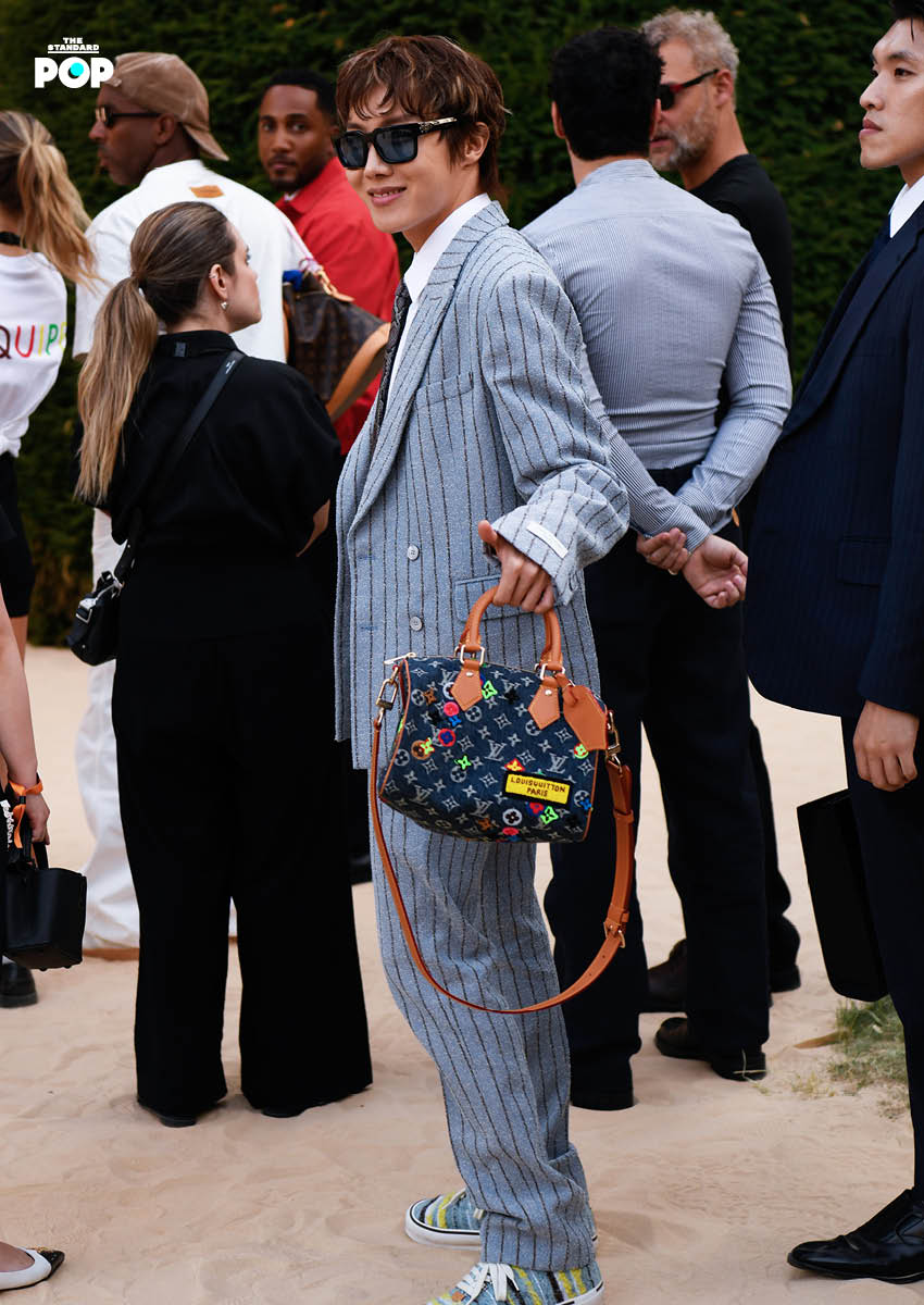 นายแบบเดินแบบบนรันเวย์ที่จำลองเป็นชายหาดในแฟชั่นโชว์ Louis Vuitton Men’s Spring/Summer 2027 3