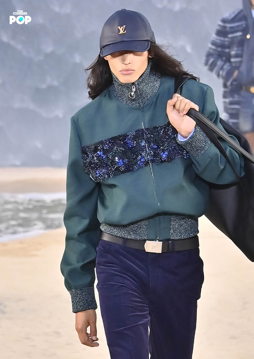 นายแบบเดินแบบบนรันเวย์ที่จำลองเป็นชายหาดในแฟชั่นโชว์ Louis Vuitton Men’s Spring/Summer 2027 4