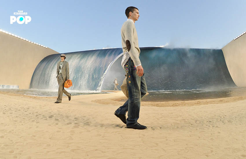 นายแบบเดินแบบบนรันเวย์ที่จำลองเป็นชายหาดในแฟชั่นโชว์ Louis Vuitton Men’s Spring/Summer 2027 5