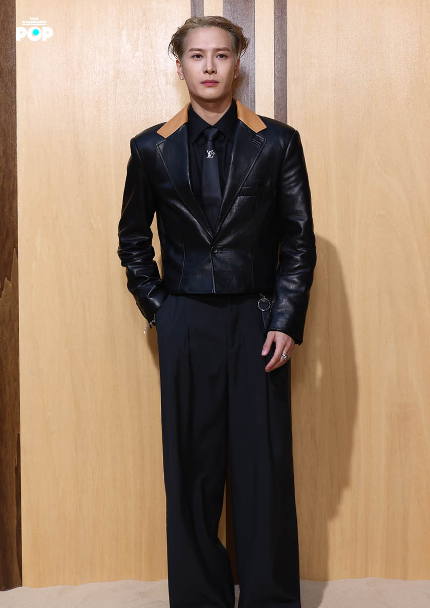 นายแบบเดินแบบบนรันเวย์ที่จำลองเป็นชายหาดในแฟชั่นโชว์ Louis Vuitton Men’s Spring/Summer 2027 6
