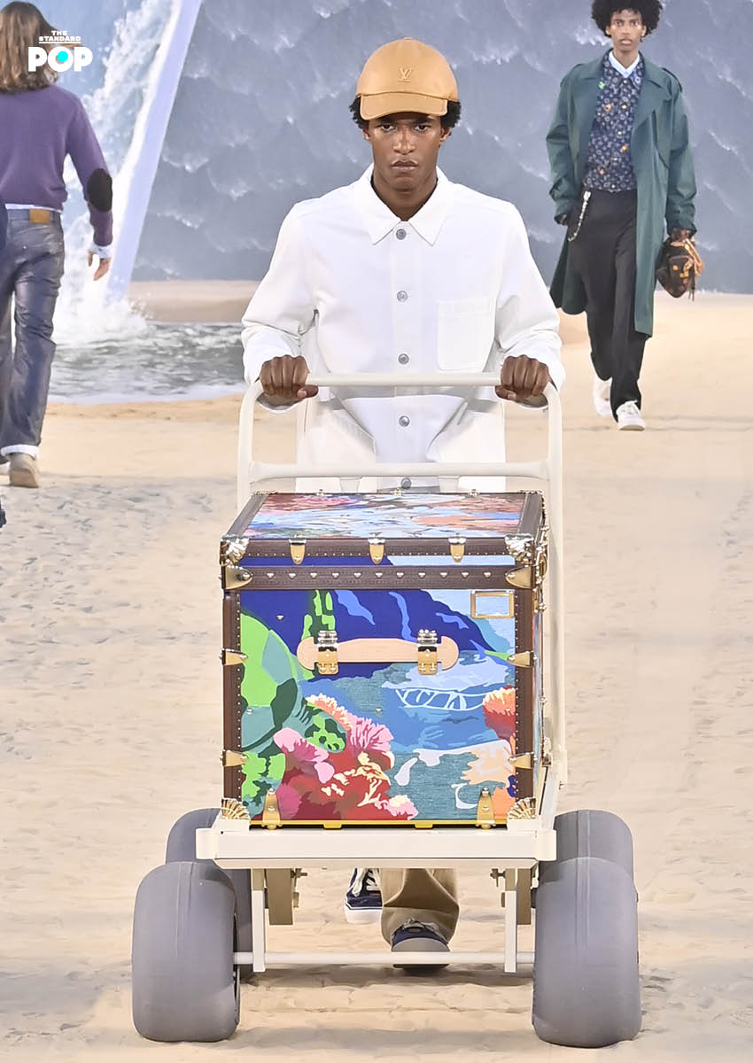 นายแบบเดินแบบบนรันเวย์ที่จำลองเป็นชายหาดในแฟชั่นโชว์ Louis Vuitton Men’s Spring/Summer 2027 7