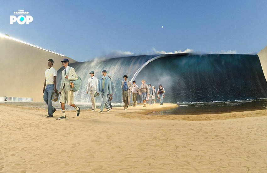 นายแบบเดินแบบบนรันเวย์ที่จำลองเป็นชายหาดในแฟชั่นโชว์ Louis Vuitton Men’s Spring/Summer 2027 8