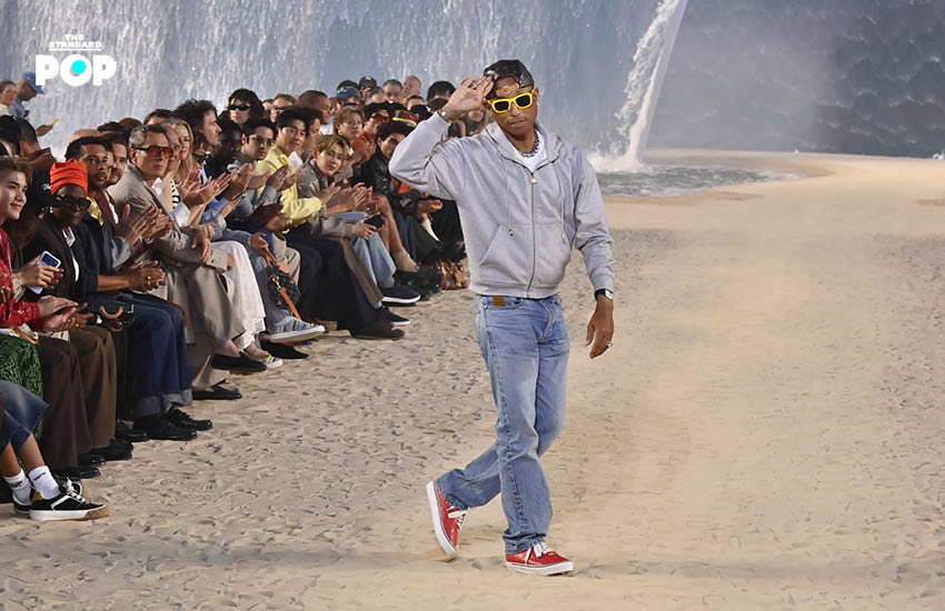 นายแบบเดินแบบบนรันเวย์ที่จำลองเป็นชายหาดในแฟชั่นโชว์ Louis Vuitton Men’s Spring/Summer 2027 9