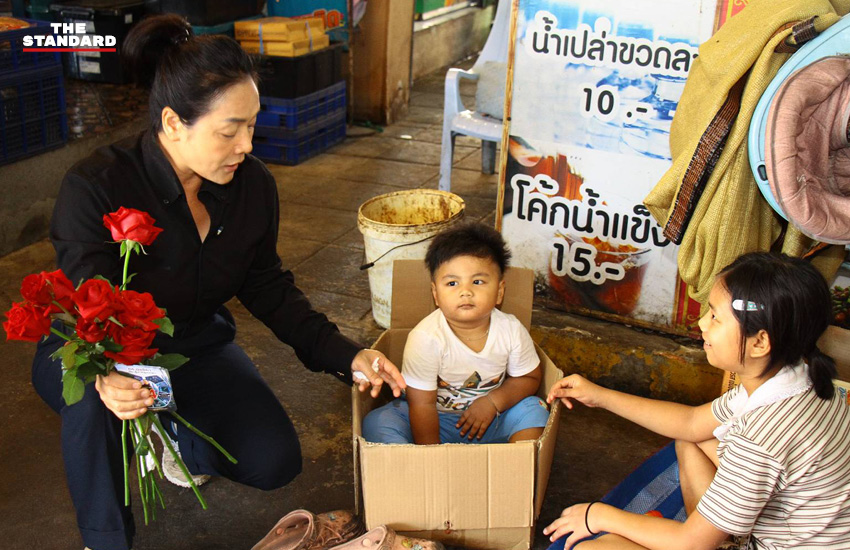 ภาพ ดร.มัลลิกา บุญมีตระกูล มหาสุข กำลังปราศรัยหาเสียงหรือไลฟ์สดผ่านโซเชียลมีเดีย 5