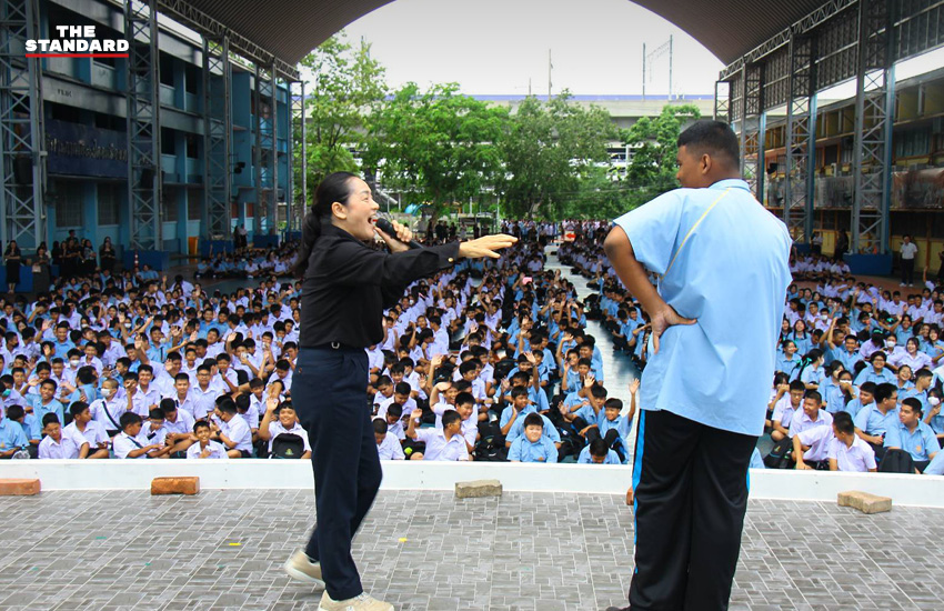 ดร.มัลลิกา บุญมีตระกูล มหาสุข ขณะลงพื้นที่พบนักเรียนและครูที่โรงเรียนดอนเมืองทหารอากาศบำรุง 2