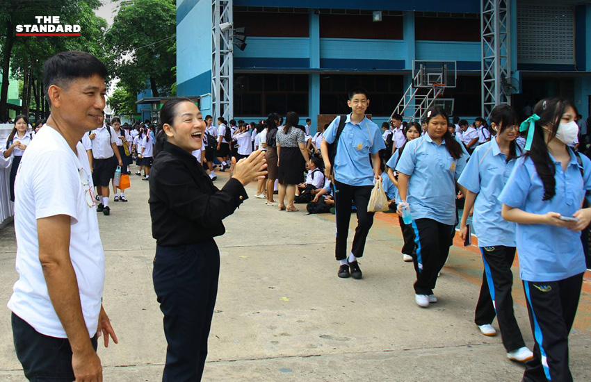 ดร.มัลลิกา บุญมีตระกูล มหาสุข ขณะลงพื้นที่พบนักเรียนและครูที่โรงเรียนดอนเมืองทหารอากาศบำรุง 4