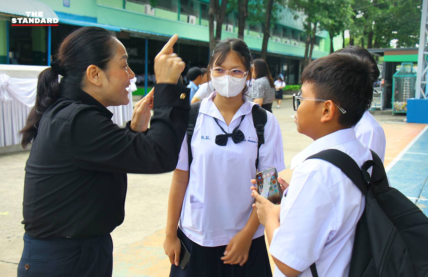 ดร.มัลลิกา บุญมีตระกูล มหาสุข ขณะลงพื้นที่พบนักเรียนและครูที่โรงเรียนดอนเมืองทหารอากาศบำรุง 5