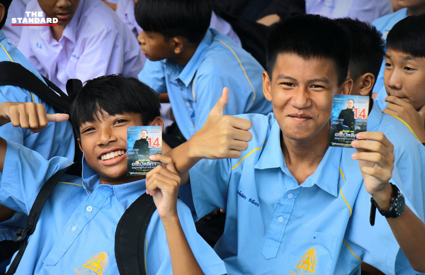 ดร.มัลลิกา บุญมีตระกูล มหาสุข ขณะลงพื้นที่พบนักเรียนและครูที่โรงเรียนดอนเมืองทหารอากาศบำรุง 6