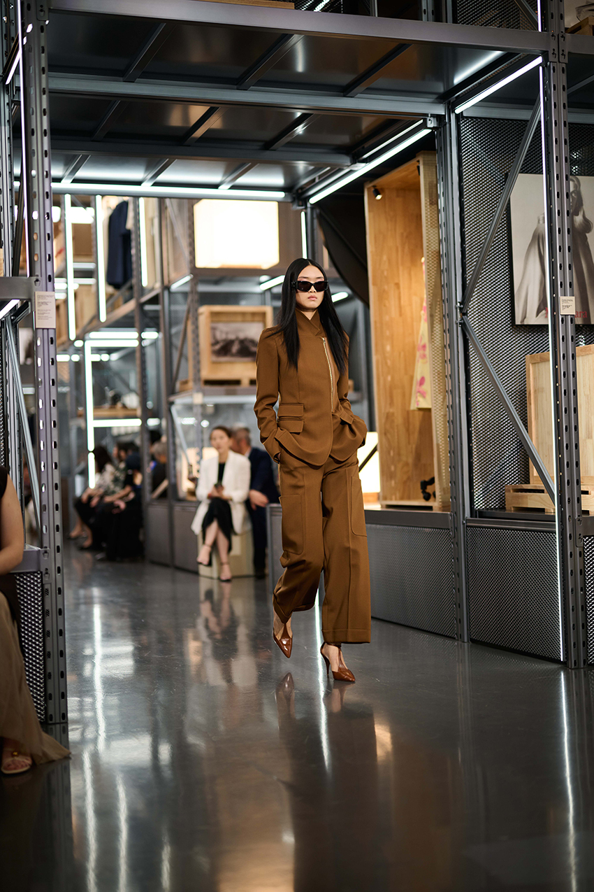 ภาพนางแบบสวมชุดจากคอลเล็กชัน Max Mara Resort 2027 ในแฟชั่นโชว์ที่เซี่ยงไฮ้ 1