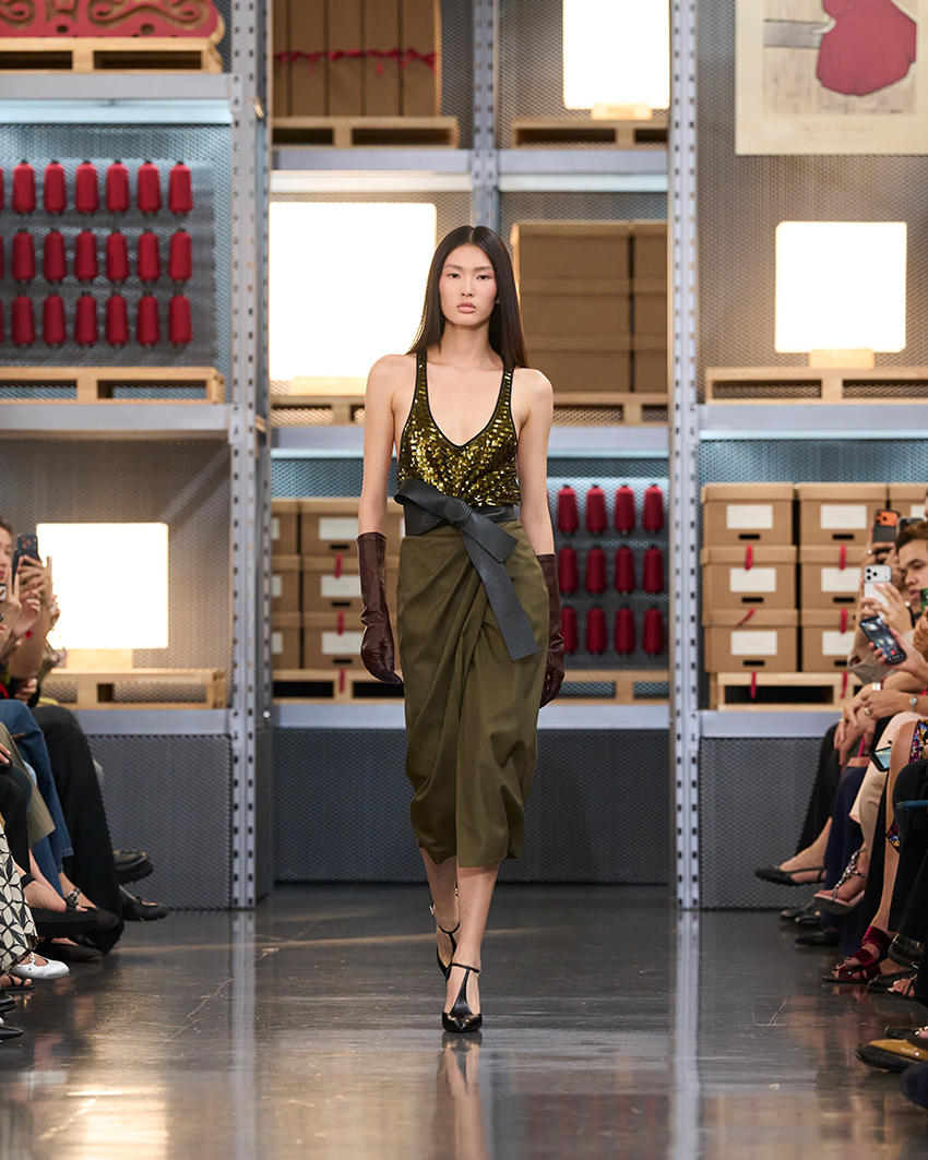 ภาพนางแบบสวมชุดจากคอลเล็กชัน Max Mara Resort 2027 ในแฟชั่นโชว์ที่เซี่ยงไฮ้ 2