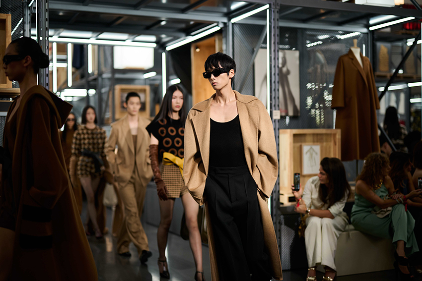ภาพนางแบบสวมชุดจากคอลเล็กชัน Max Mara Resort 2027 ในแฟชั่นโชว์ที่เซี่ยงไฮ้ 3