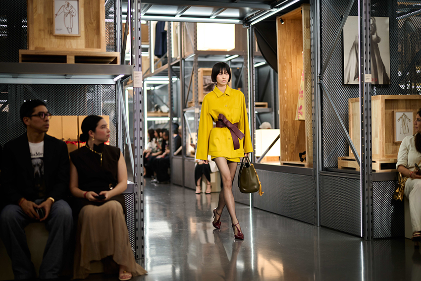 ภาพนางแบบสวมชุดจากคอลเล็กชัน Max Mara Resort 2027 ในแฟชั่นโชว์ที่เซี่ยงไฮ้ 4
