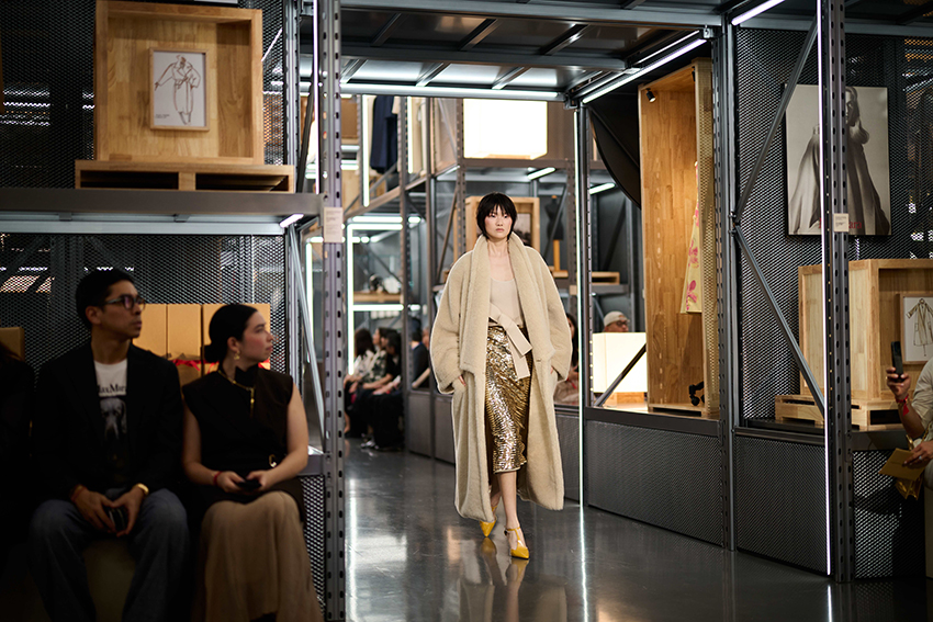 ภาพนางแบบสวมชุดจากคอลเล็กชัน Max Mara Resort 2027 ในแฟชั่นโชว์ที่เซี่ยงไฮ้ 6