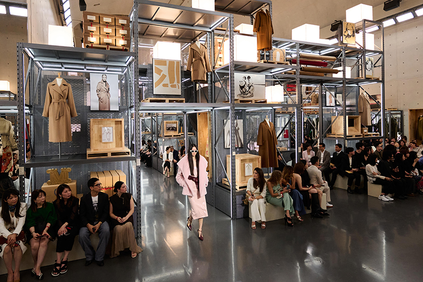 ภาพนางแบบสวมชุดจากคอลเล็กชัน Max Mara Resort 2027 ในแฟชั่นโชว์ที่เซี่ยงไฮ้ 8