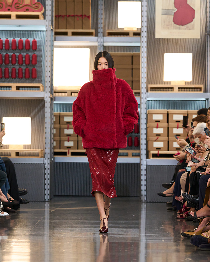 ภาพนางแบบสวมชุดจากคอลเล็กชัน Max Mara Resort 2027 ในแฟชั่นโชว์ที่เซี่ยงไฮ้ 9