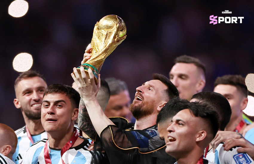 ลิโอเนล เมสซี ยิ้มอย่างมีความสุขพร้อมชูถ้วยฟุตบอลโลก 7