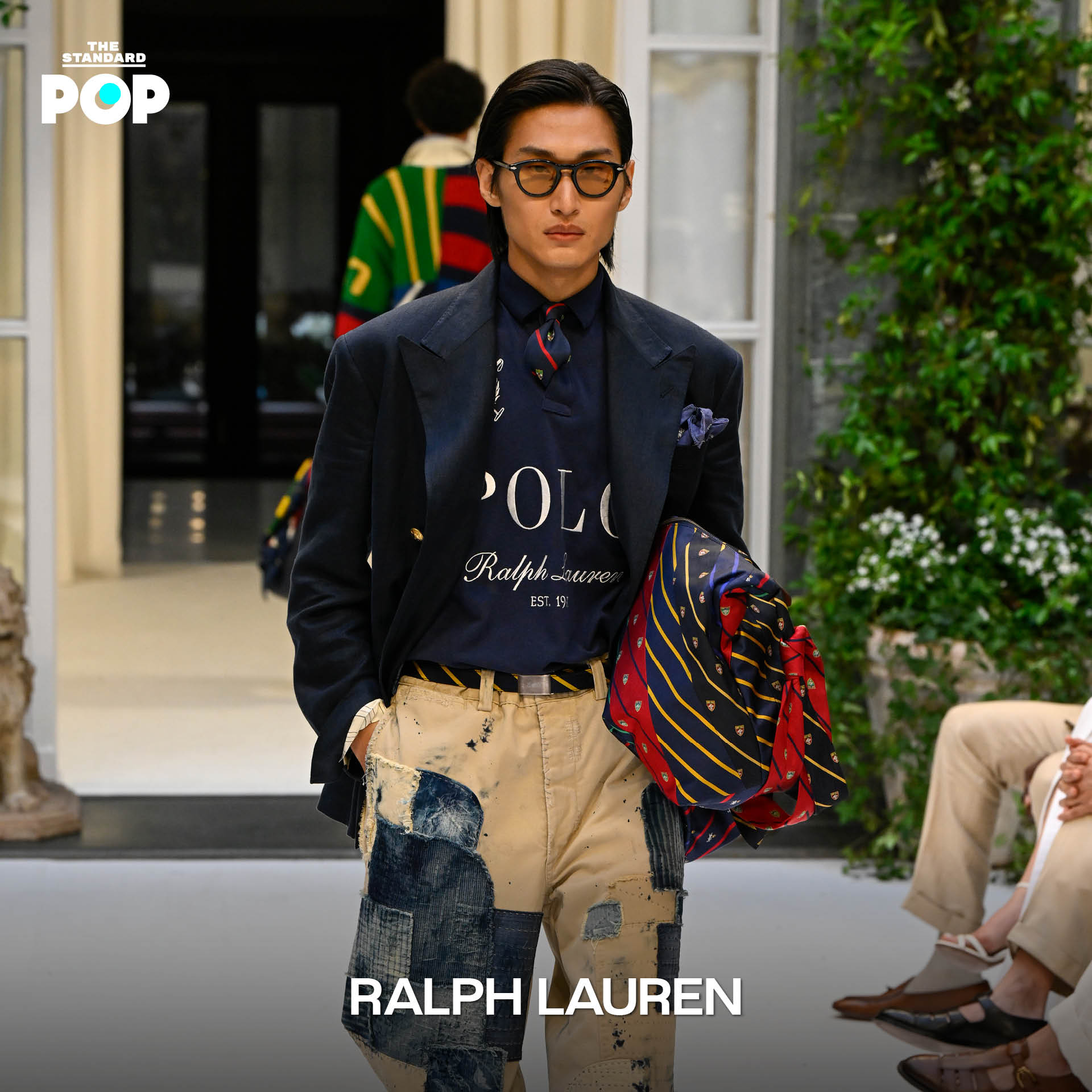 ภาพนายแบบเดินแบบบนรันเวย์ของ Ralph Lauren ใน Milan Men’s Fashion Week 7