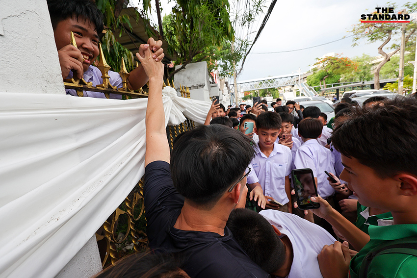 มงคลกิตติ์ สุขสินธารานนท์ หรือ เต้ พระราม 7 กำลังวิดพื้นโชว์นักเรียนชายที่หน้าโรงเรียนเทพศิรินทร์ 10