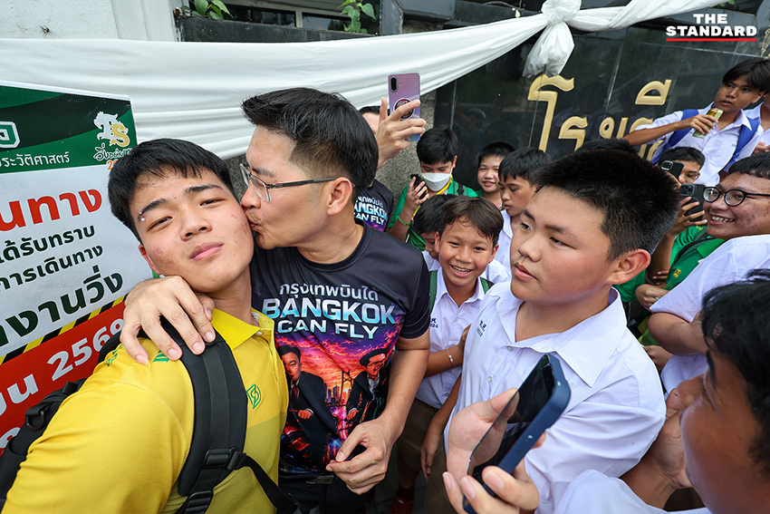 มงคลกิตติ์ สุขสินธารานนท์ หรือ เต้ พระราม 7 กำลังวิดพื้นโชว์นักเรียนชายที่หน้าโรงเรียนเทพศิรินทร์ 3
