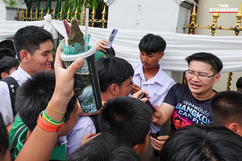 มงคลกิตติ์ สุขสินธารานนท์ หรือ เต้ พระราม 7 กำลังวิดพื้นโชว์นักเรียนชายที่หน้าโรงเรียนเทพศิรินทร์ 5