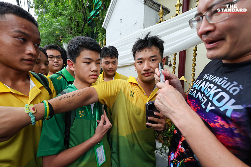 มงคลกิตติ์ สุขสินธารานนท์ หรือ เต้ พระราม 7 กำลังวิดพื้นโชว์นักเรียนชายที่หน้าโรงเรียนเทพศิรินทร์ 7