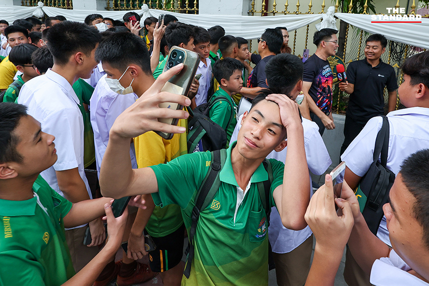มงคลกิตติ์ สุขสินธารานนท์ หรือ เต้ พระราม 7 กำลังวิดพื้นโชว์นักเรียนชายที่หน้าโรงเรียนเทพศิรินทร์ 8