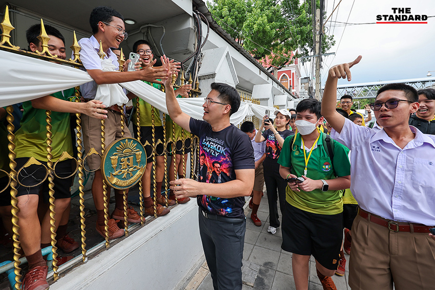 มงคลกิตติ์ สุขสินธารานนท์ หรือ เต้ พระราม 7 กำลังวิดพื้นโชว์นักเรียนชายที่หน้าโรงเรียนเทพศิรินทร์ 9