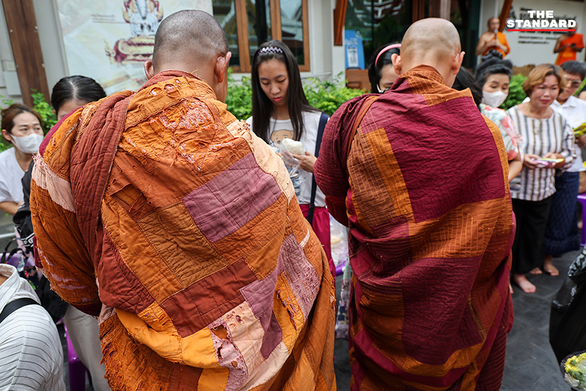 ภาพพุทธศาสนิกชนกำลังตักบาตรคณะพระสงฆ์ธุดงค์ธรรมยาตราที่วัดนาคปรก 2