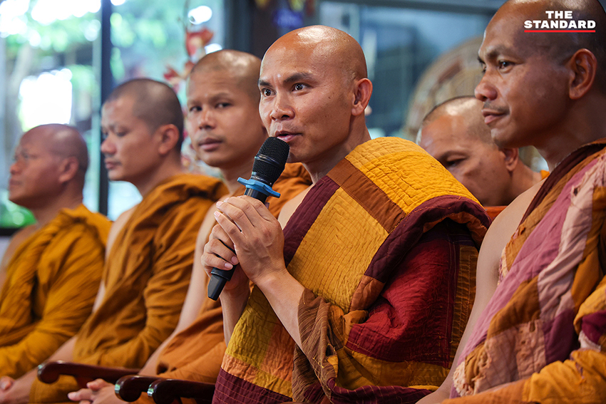 ภาพพุทธศาสนิกชนกำลังตักบาตรคณะพระสงฆ์ธุดงค์ธรรมยาตราที่วัดนาคปรก 6
