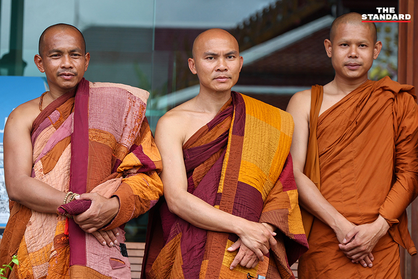 ภาพพุทธศาสนิกชนกำลังตักบาตรคณะพระสงฆ์ธุดงค์ธรรมยาตราที่วัดนาคปรก 7