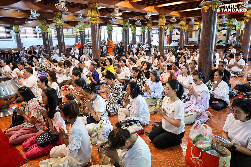 ภาพพุทธศาสนิกชนกำลังตักบาตรคณะพระสงฆ์ธุดงค์ธรรมยาตราที่วัดนาคปรก 8