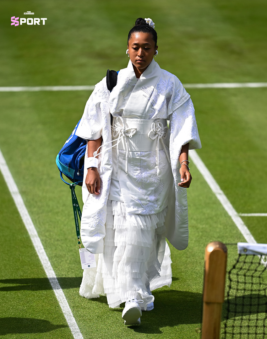 นาโอมิ โอซากะ ในชุดเดินลงสนามที่ได้รับแรงบันดาลใจจากกิโมโนสีขาวที่วิมเบิลดัน 5