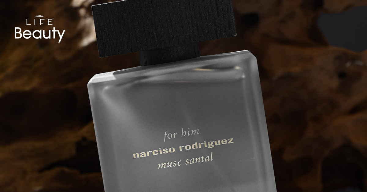 ภาพขวดน้ำหอม Narciso Rodriguez for him MUSC SANTAL eau de parfum intense สีเทาโปร่งแสงพร้อมฝาไม้สีเข้ม