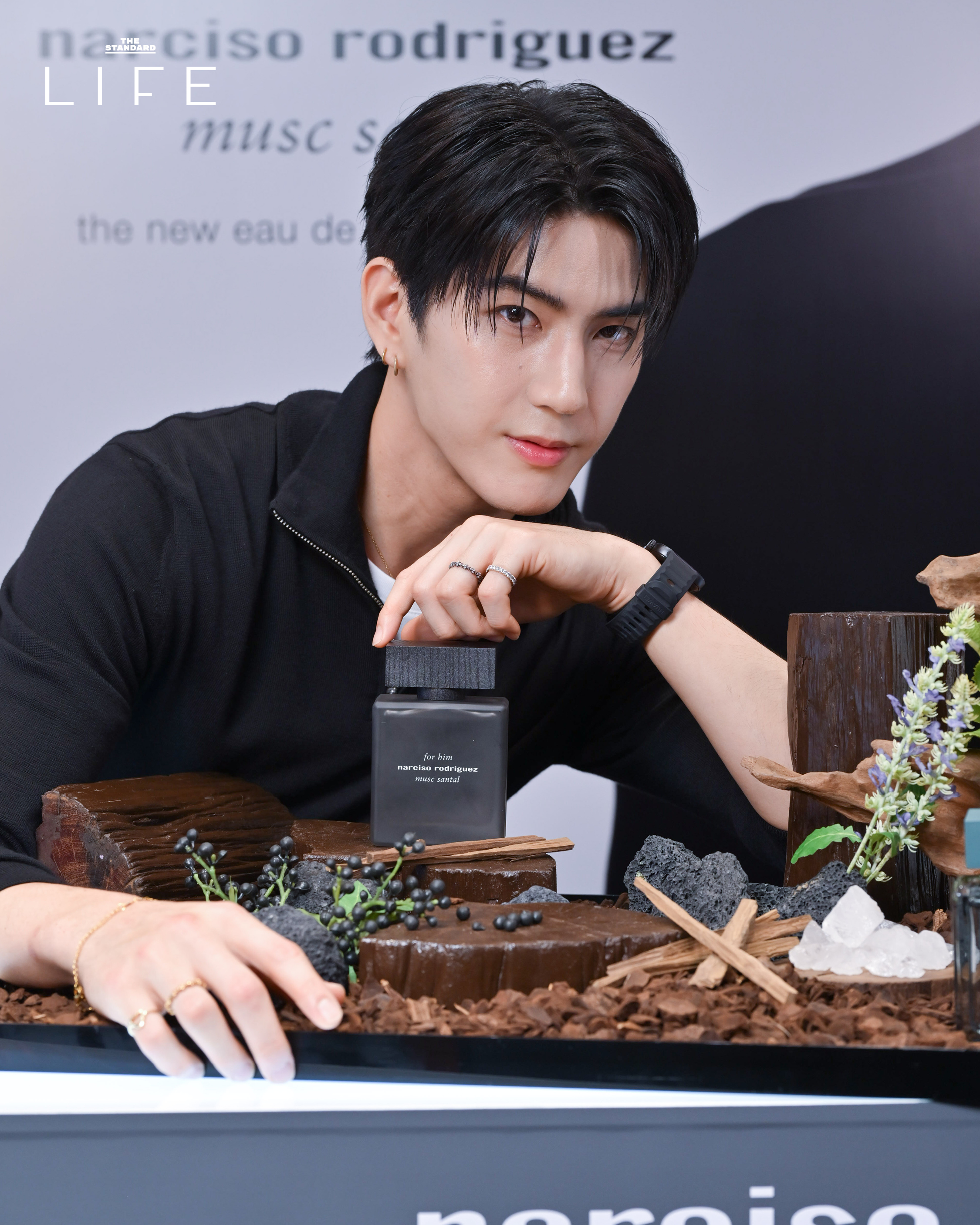 ภาพขวดน้ำหอม Narciso Rodriguez for him MUSC SANTAL eau de parfum intense สีเทาโปร่งแสงพร้อมฝาไม้สีเข้ม 1