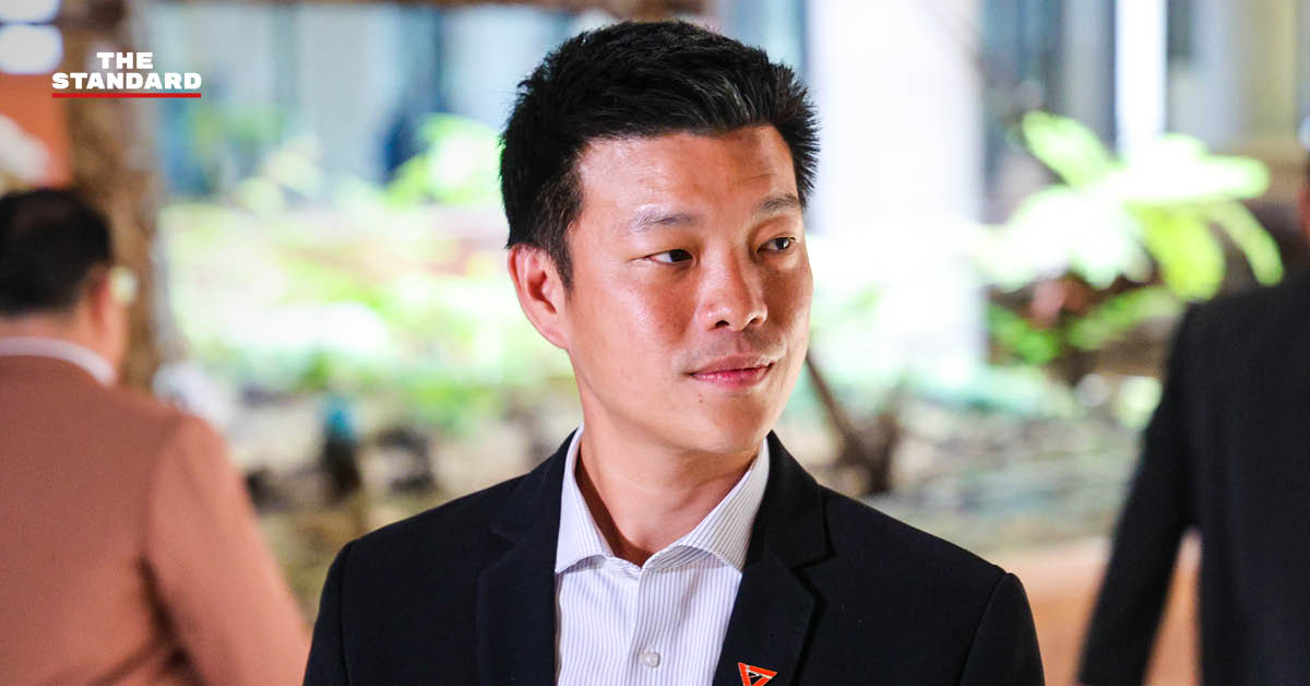 ณัฐพงษ์ เรืองปัญญาวุฒิ หัวหน้าพรรคประชาชน แถลงข่าวที่รัฐสภา