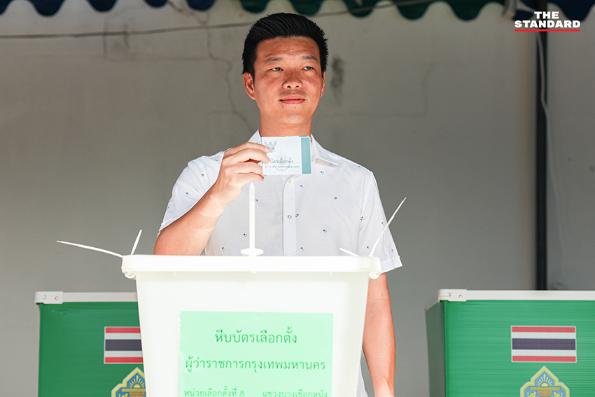 ณัฐพงษ์ เรืองปัญญาวุฒิ หัวหน้าพรรคประชาชน กำลังใช้สิทธิเลือกตั้งผู้ว่าฯ กรุงเทพมหานคร 1