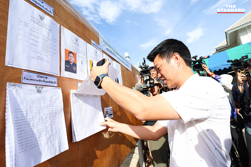 ณัฐพงษ์ เรืองปัญญาวุฒิ หัวหน้าพรรคประชาชน กำลังใช้สิทธิเลือกตั้งผู้ว่าฯ กรุงเทพมหานคร 3