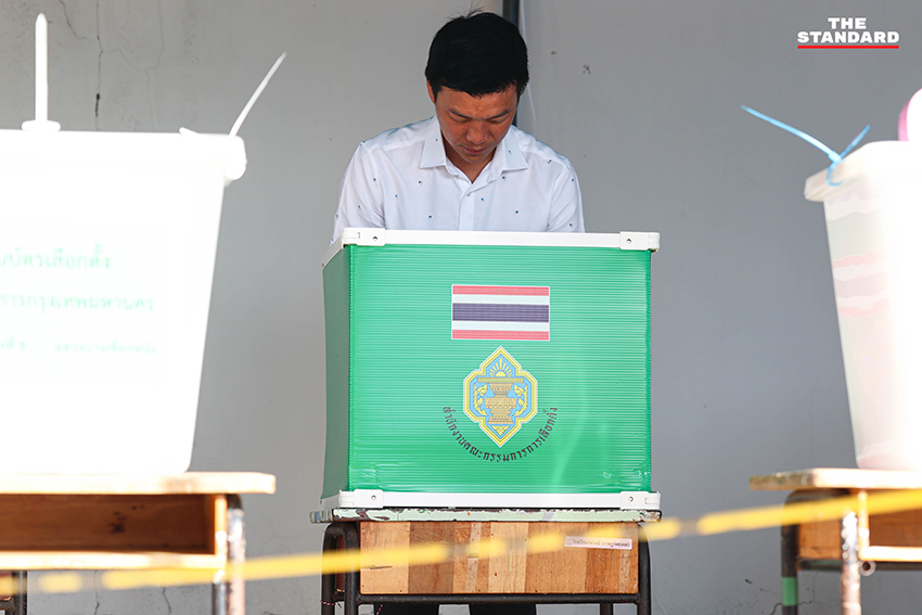 ณัฐพงษ์ เรืองปัญญาวุฒิ หัวหน้าพรรคประชาชน กำลังใช้สิทธิเลือกตั้งผู้ว่าฯ กรุงเทพมหานคร 8