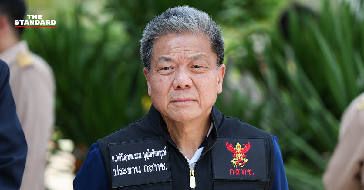 ภาพตัวแทนภาคประชาชนยื่นเอกสารตรวจสอบคุณสมบัติประธาน กสทช. ต่อคณะกรรมการสรรหา