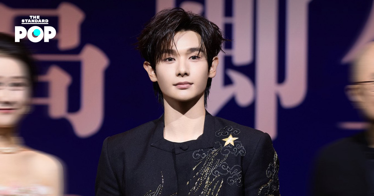 นาย กรชิต ถือถ้วยรางวัลนักแสดงชายดาวรุ่งจากงาน The 6th New Era International TV Festival
