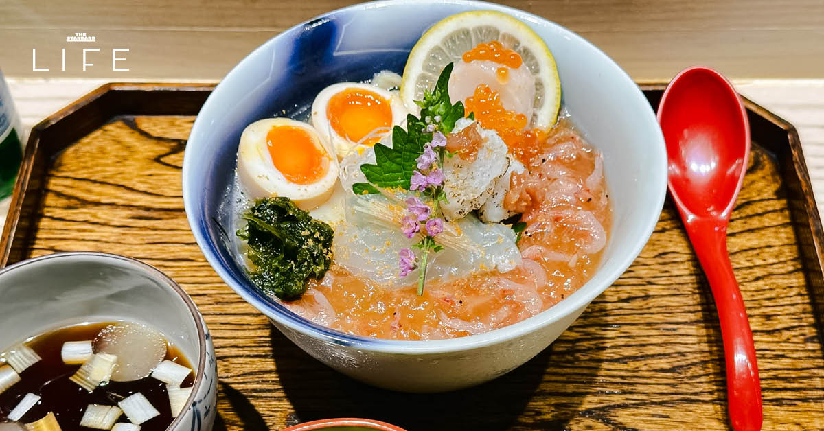 ราเมนเย็นกุ้งซากุระสุดคราฟต์จาก No Name Noodle จัดวางอย่างสวยงามในชามพร้อมเครื่องเคียง