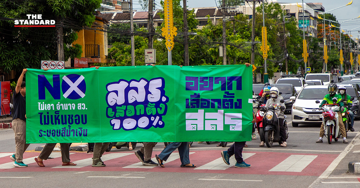 กลุ่มประชาชนถือป้ายข้อความ ‘ไม่เอาอำนาจ สว.’ และ ‘สสร. เลือกตั้ง 100%’ ในกิจกรรมที่เชียงใหม่