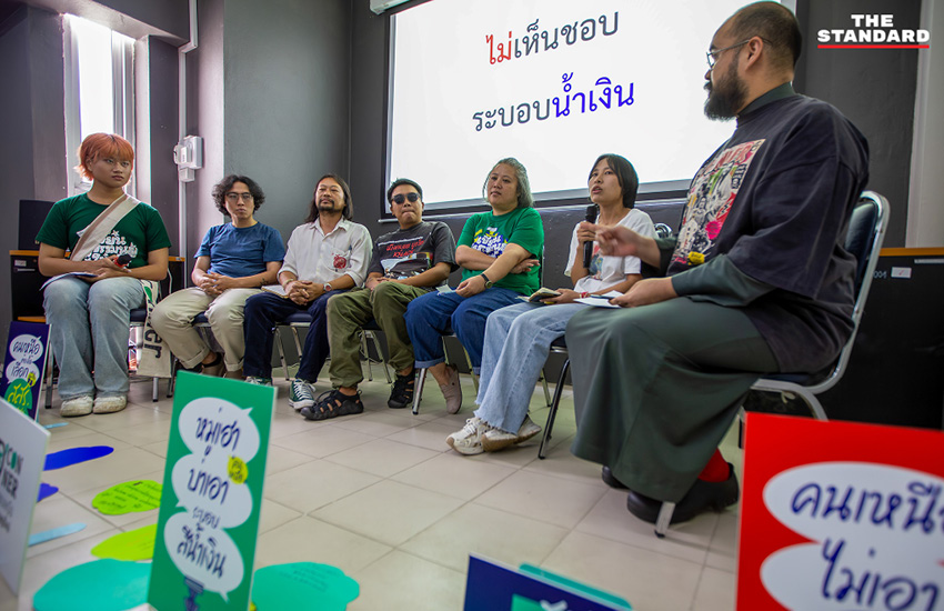 กลุ่มประชาชนถือป้ายข้อความ ‘ไม่เอาอำนาจ สว.’ และ ‘สสร. เลือกตั้ง 100%’ ในกิจกรรมที่เชียงใหม่ 5